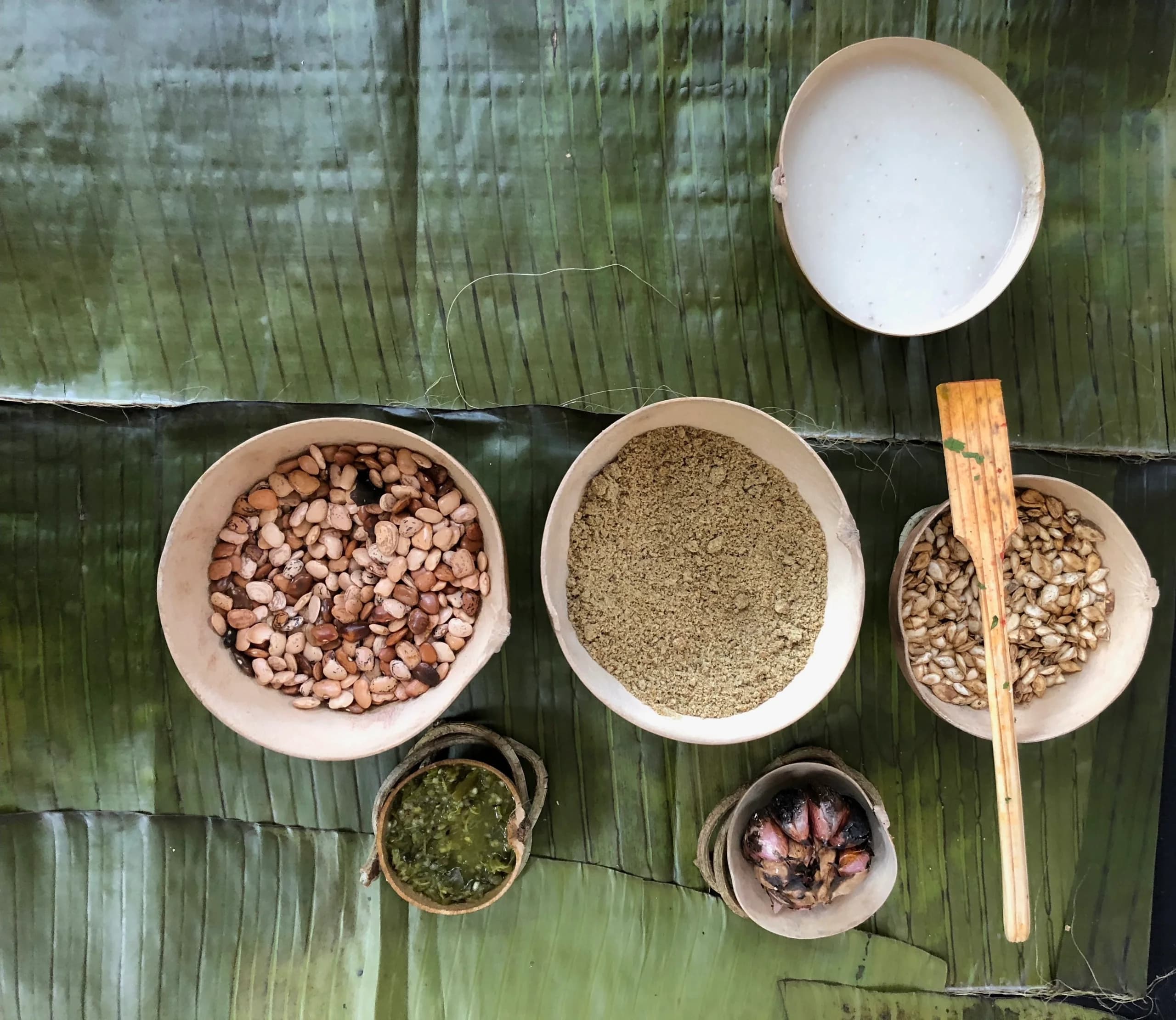 Cama de hoja de plátano con jícaras y especias