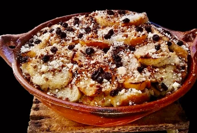Platón con postre de capirotada
