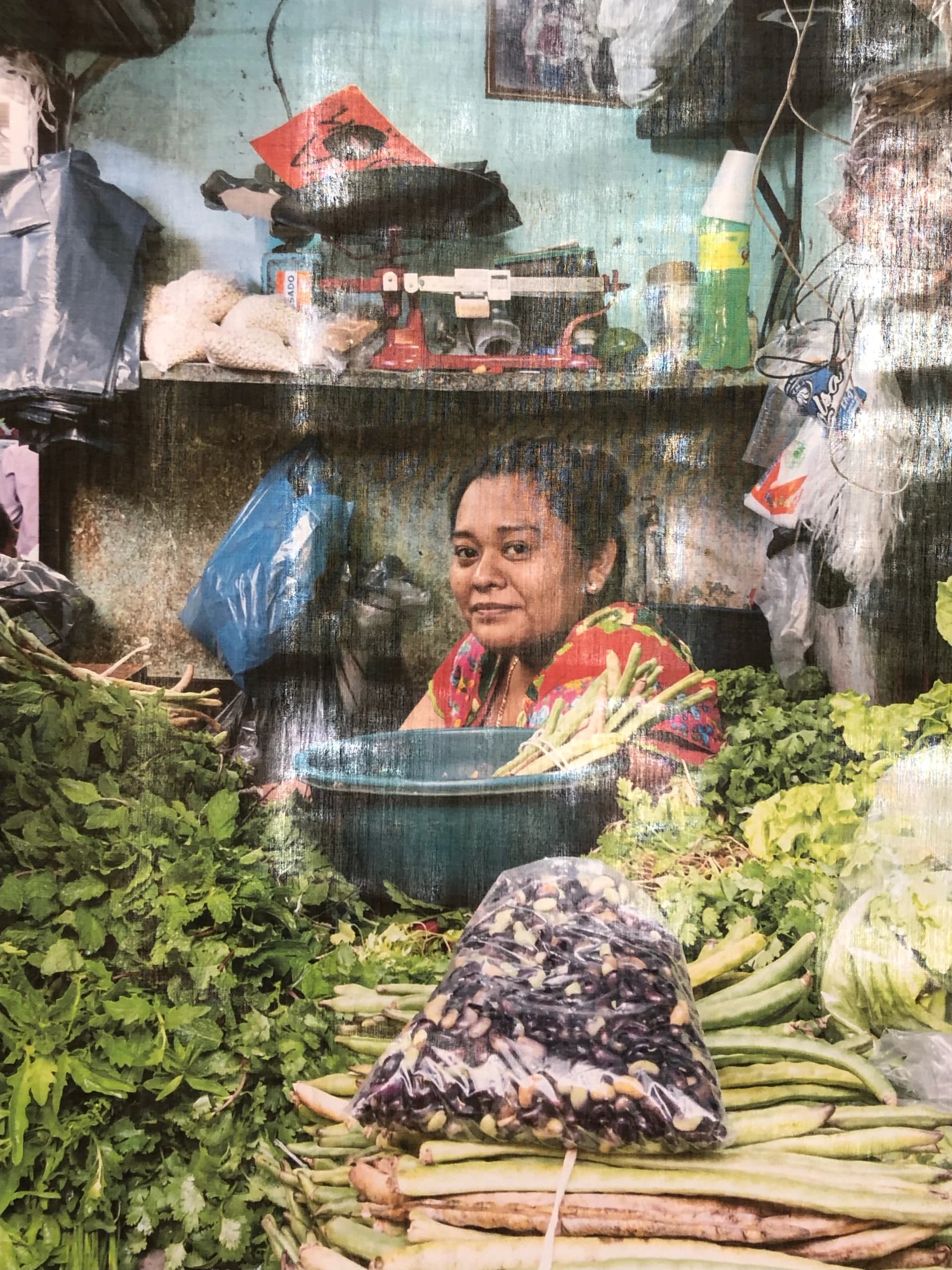 Mujer sentada en su puesto del mercado