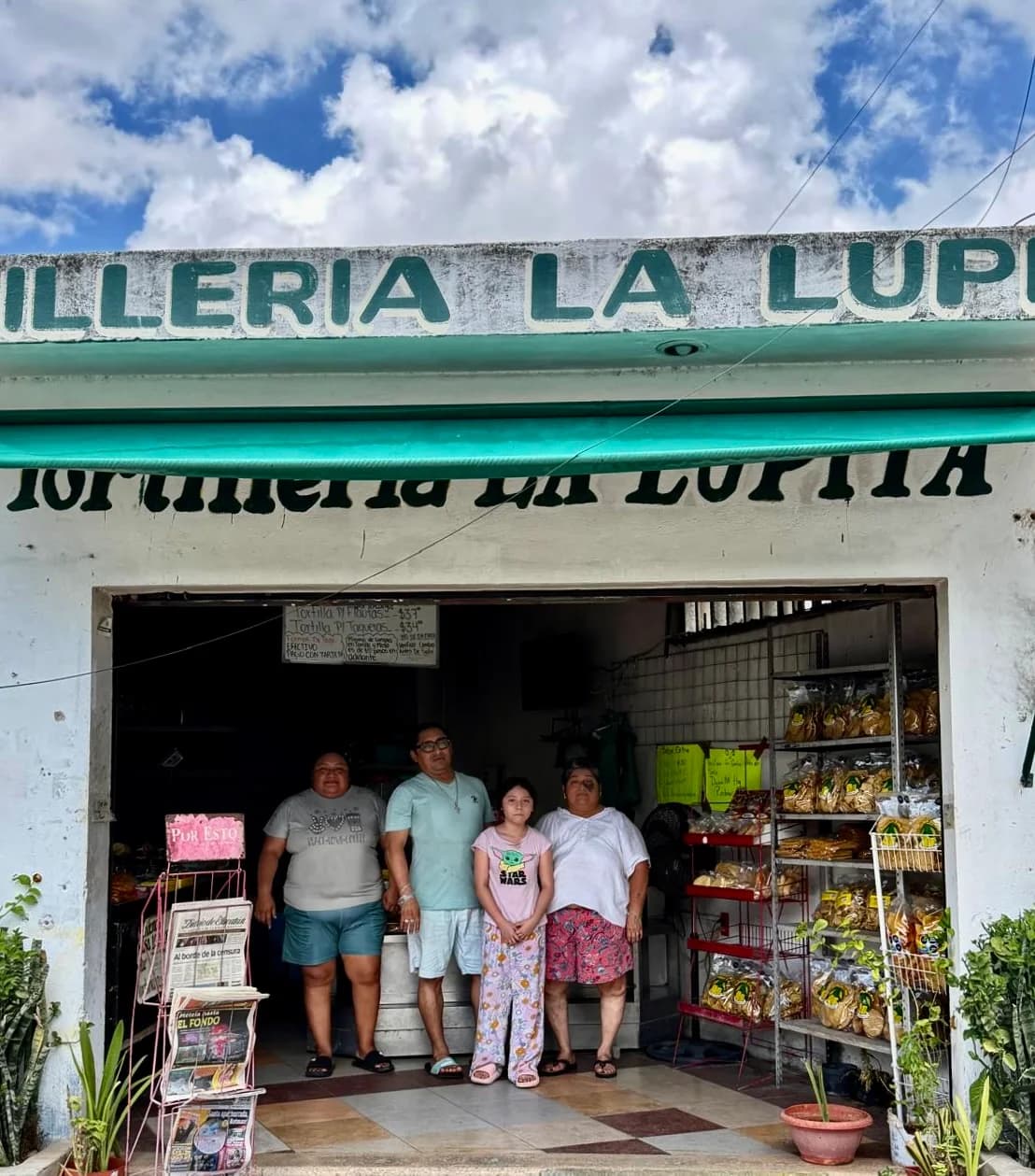 Familia Koyoc en la entrada del molino