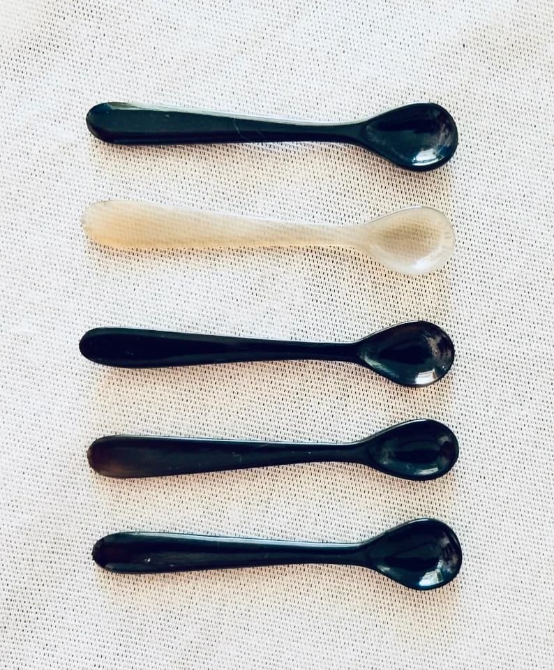 Cucharas talladas en cuerno de toro