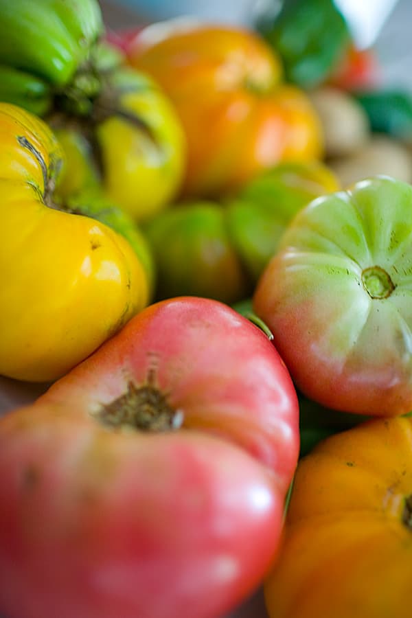 Puesto de verduras y jitomates en el mercado