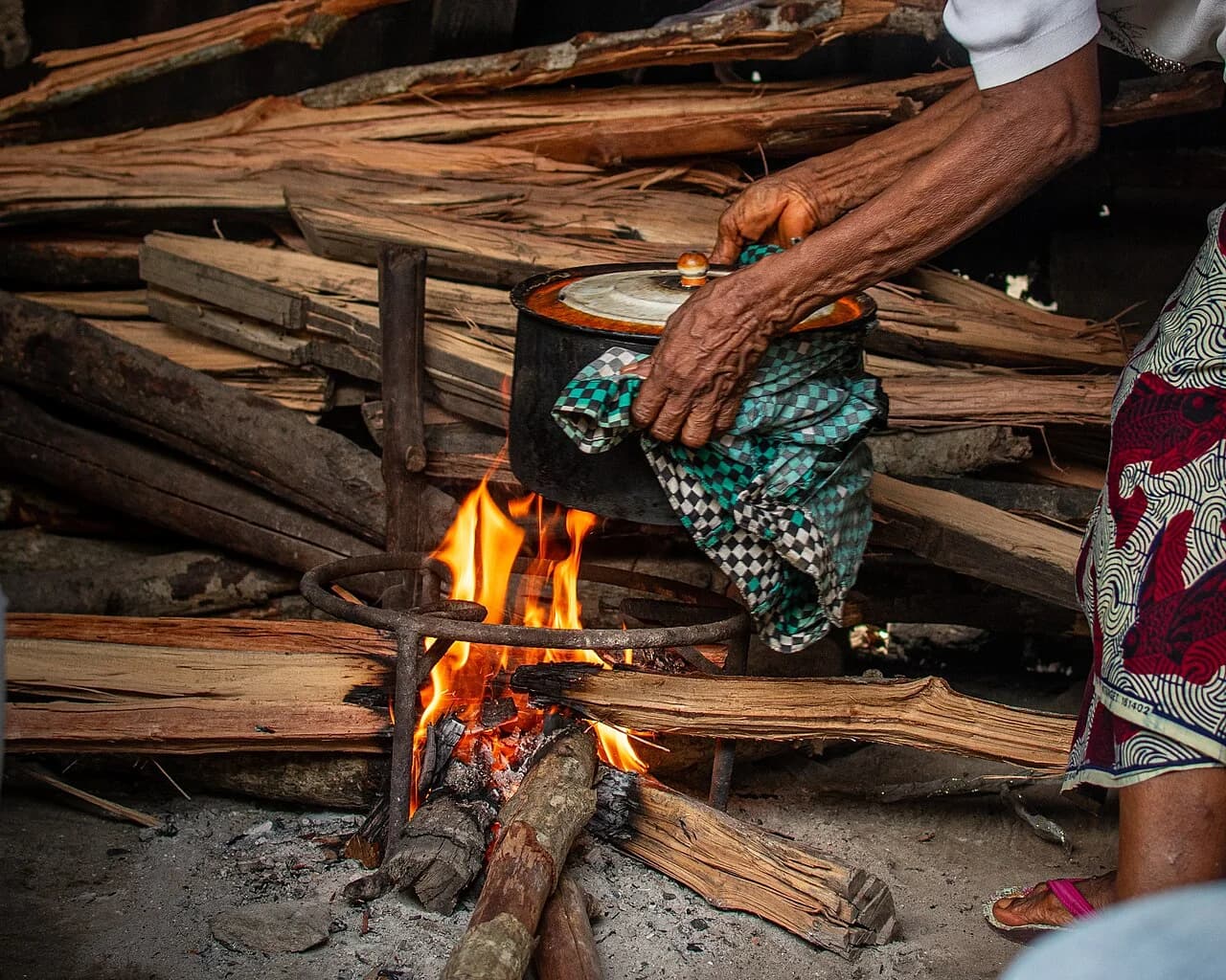 Fogón de leña con comal de barro al fuego