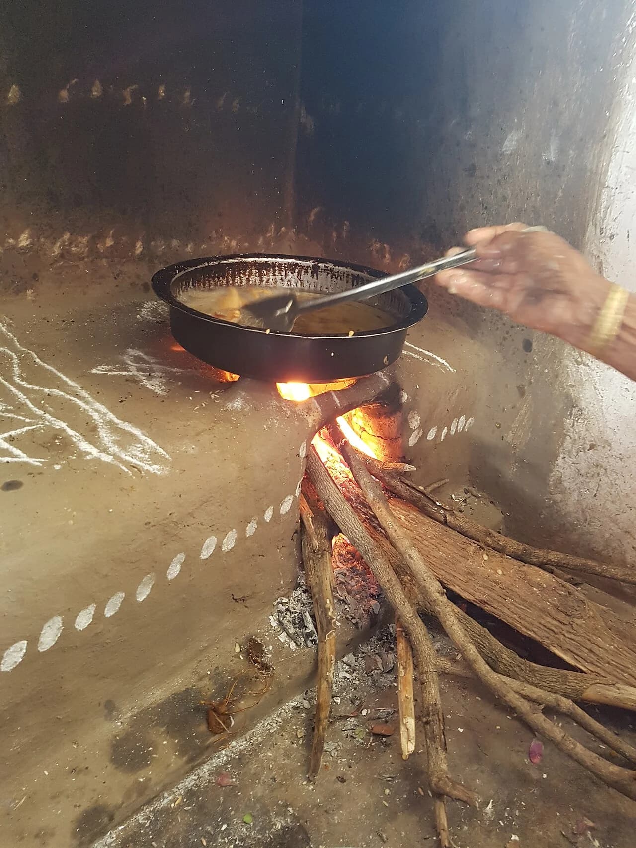 Mazorcas de maíz colgadas cerca del fuego