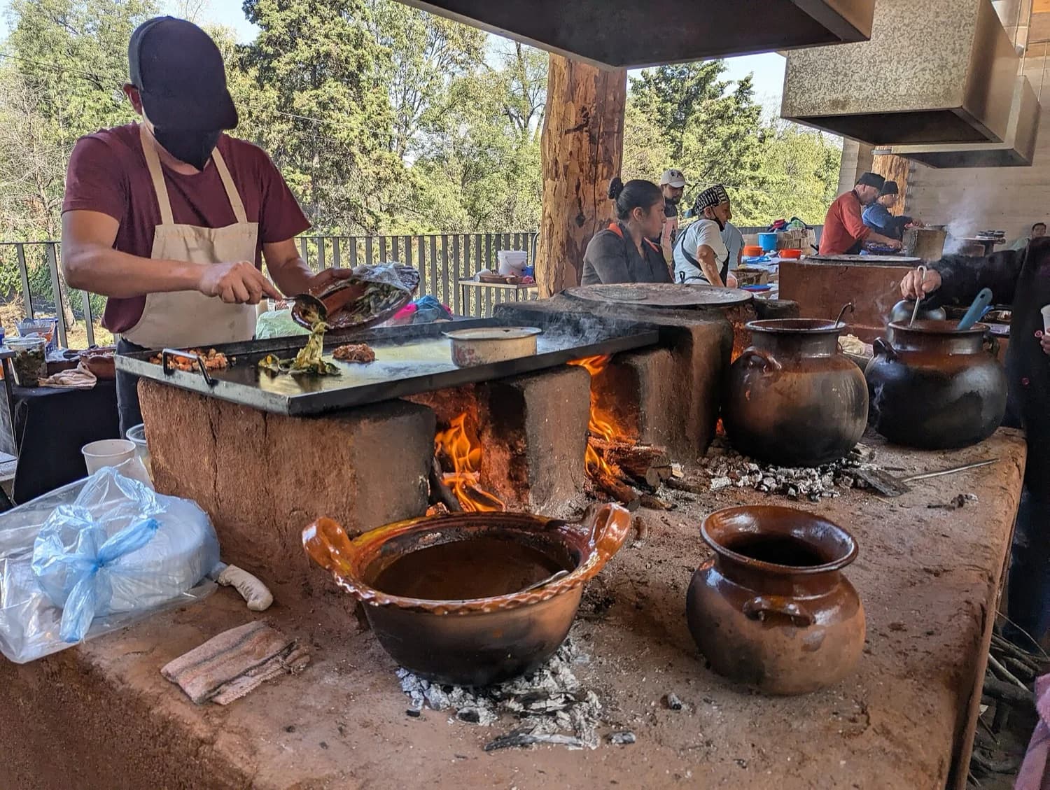 Interior oscuro de cocina ahumada con vigas ennegrecidas