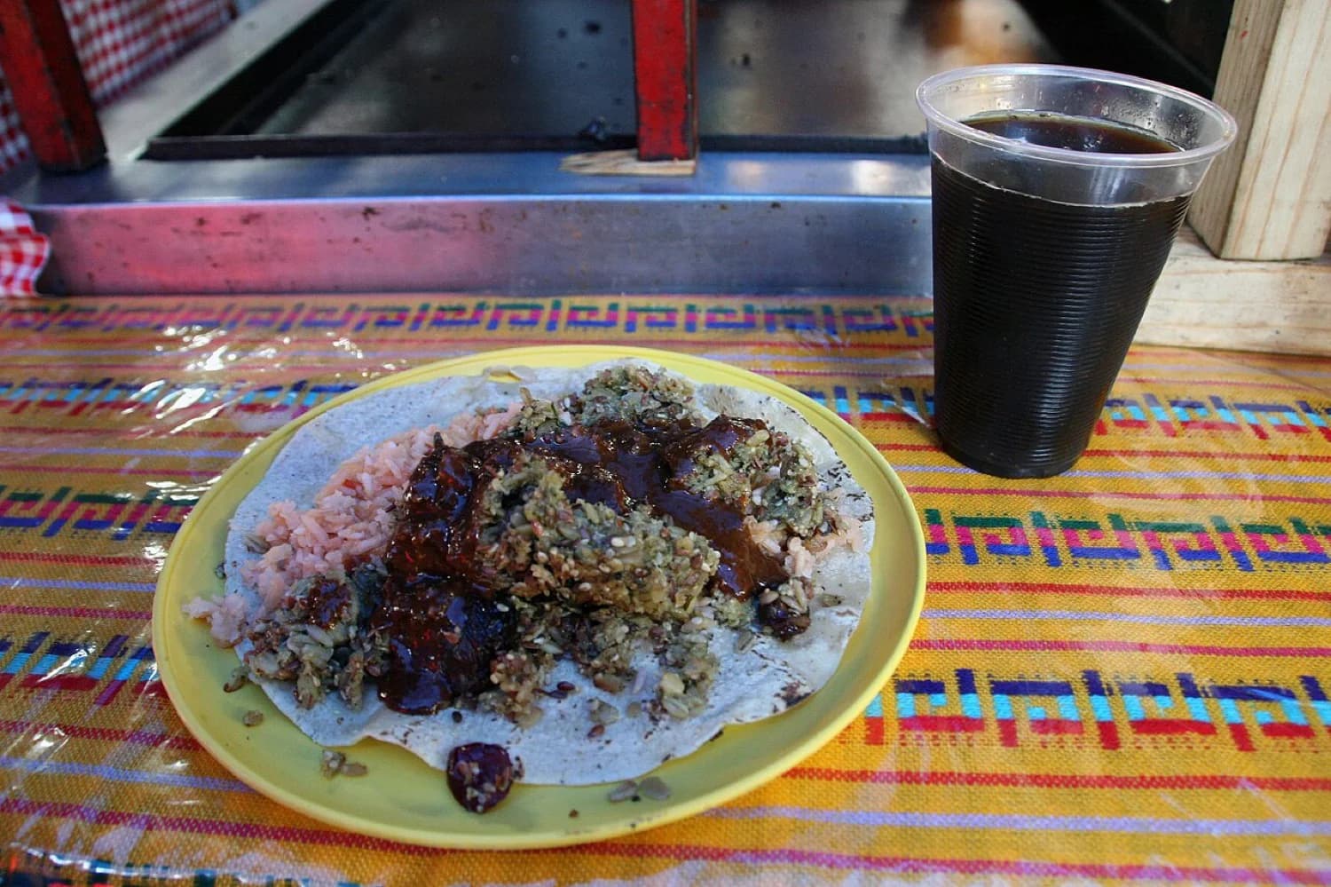 Ollas de mole y salsa preparadas para cientos de comensales