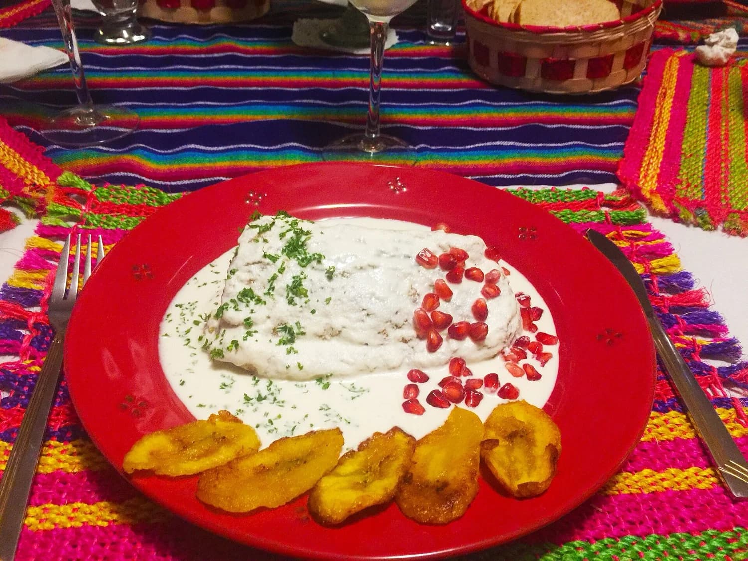 Salsa de chipotle molida en molcajete
