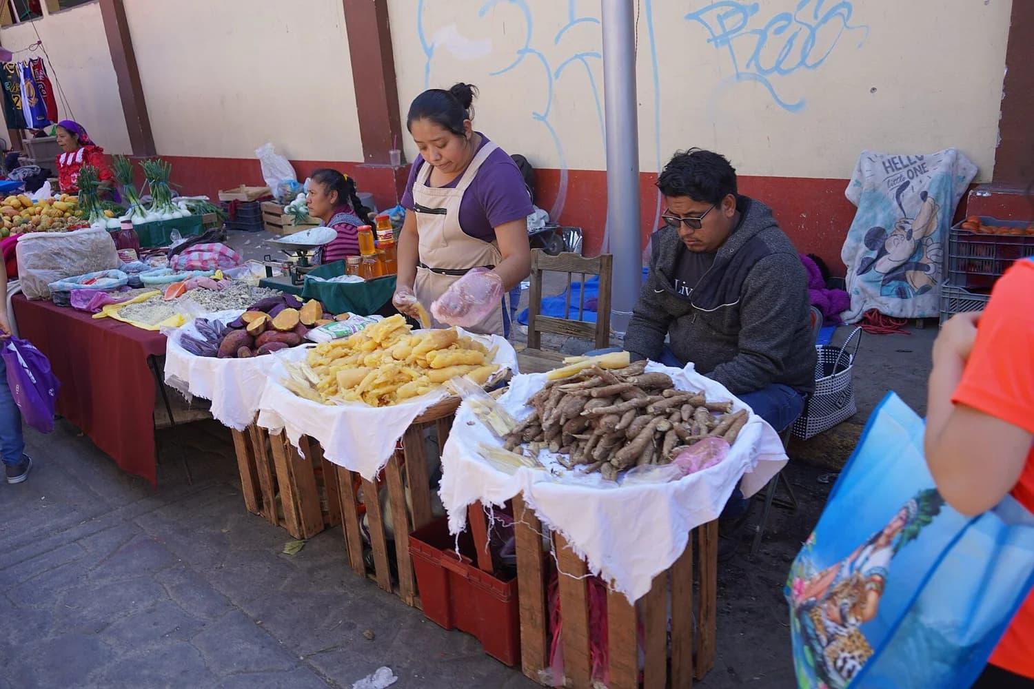 Cajas de jitomate recién bajadas de un camión
