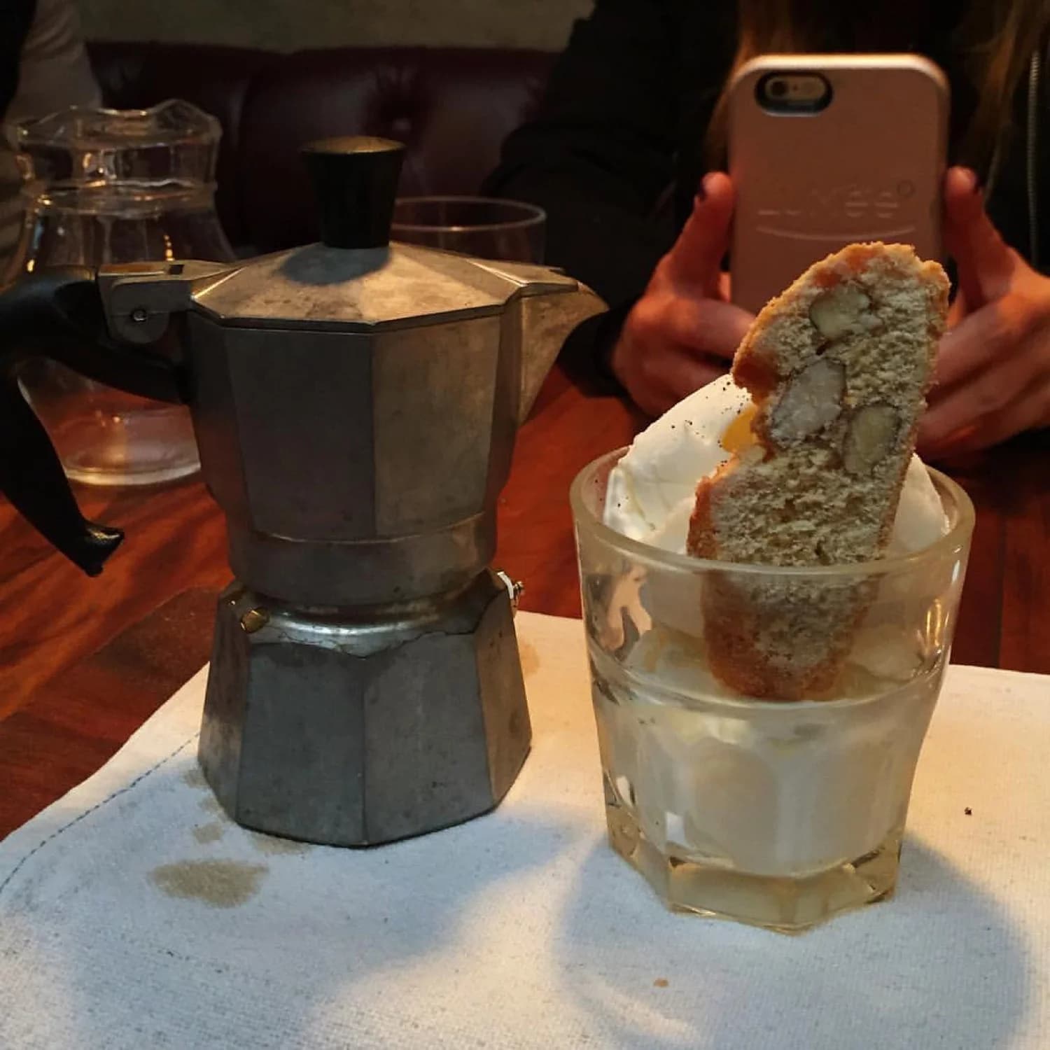 Tazas de café y restos de pan sobre un mantel después de comer