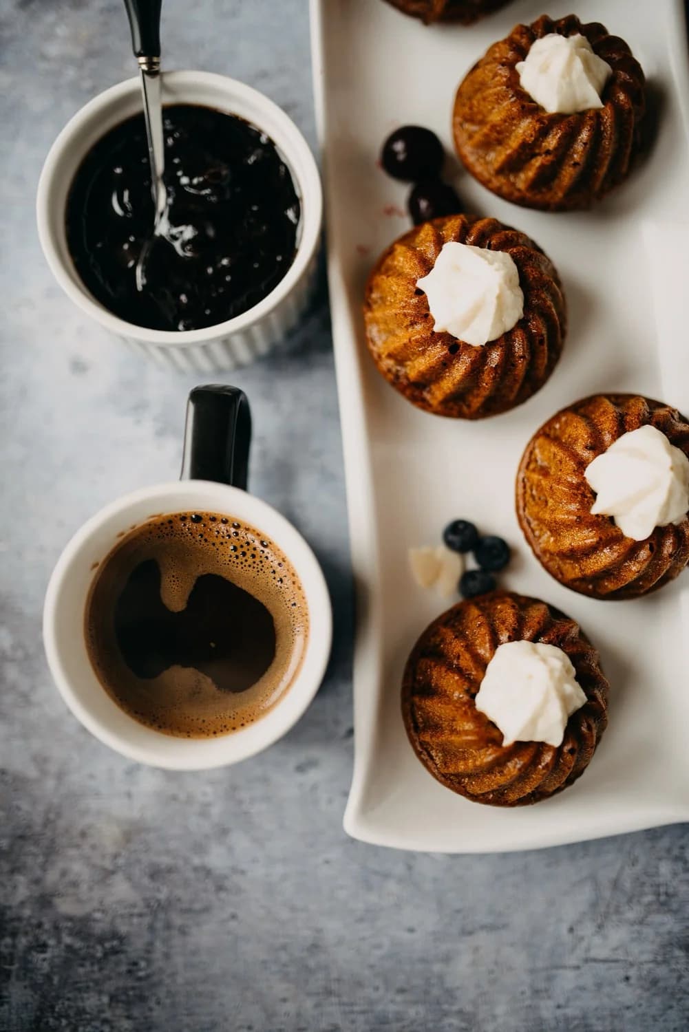 Flor de cacao junto a una taza de chocolate de sobremesa