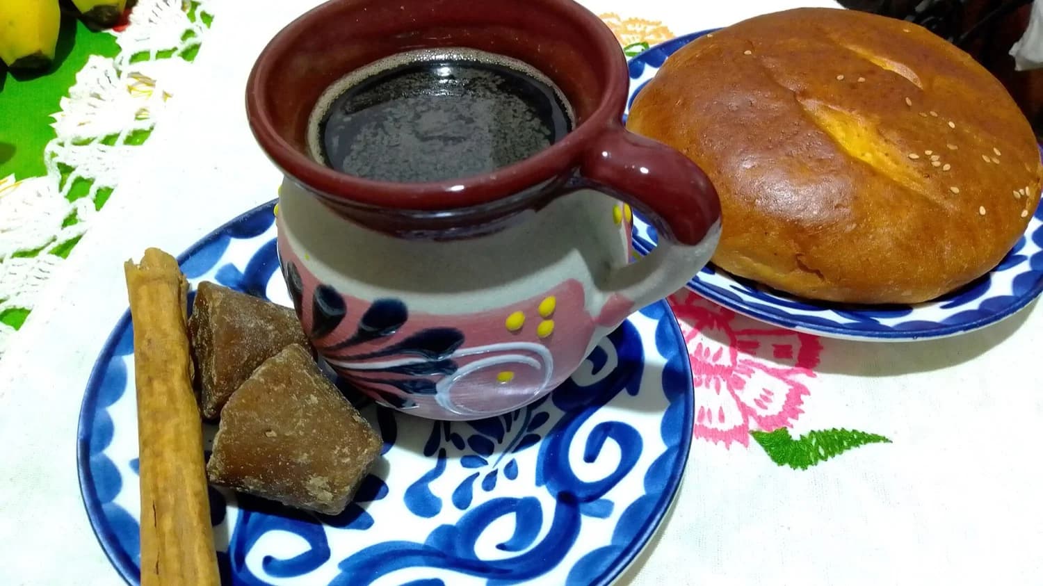Mujer sirviendo café mientras la familia conversa en la mesa