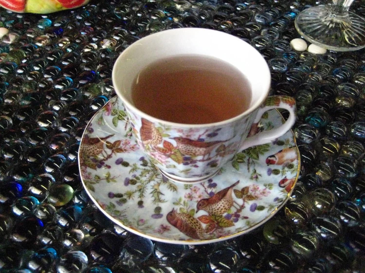 Miel cayendo de una cuchara sobre una taza