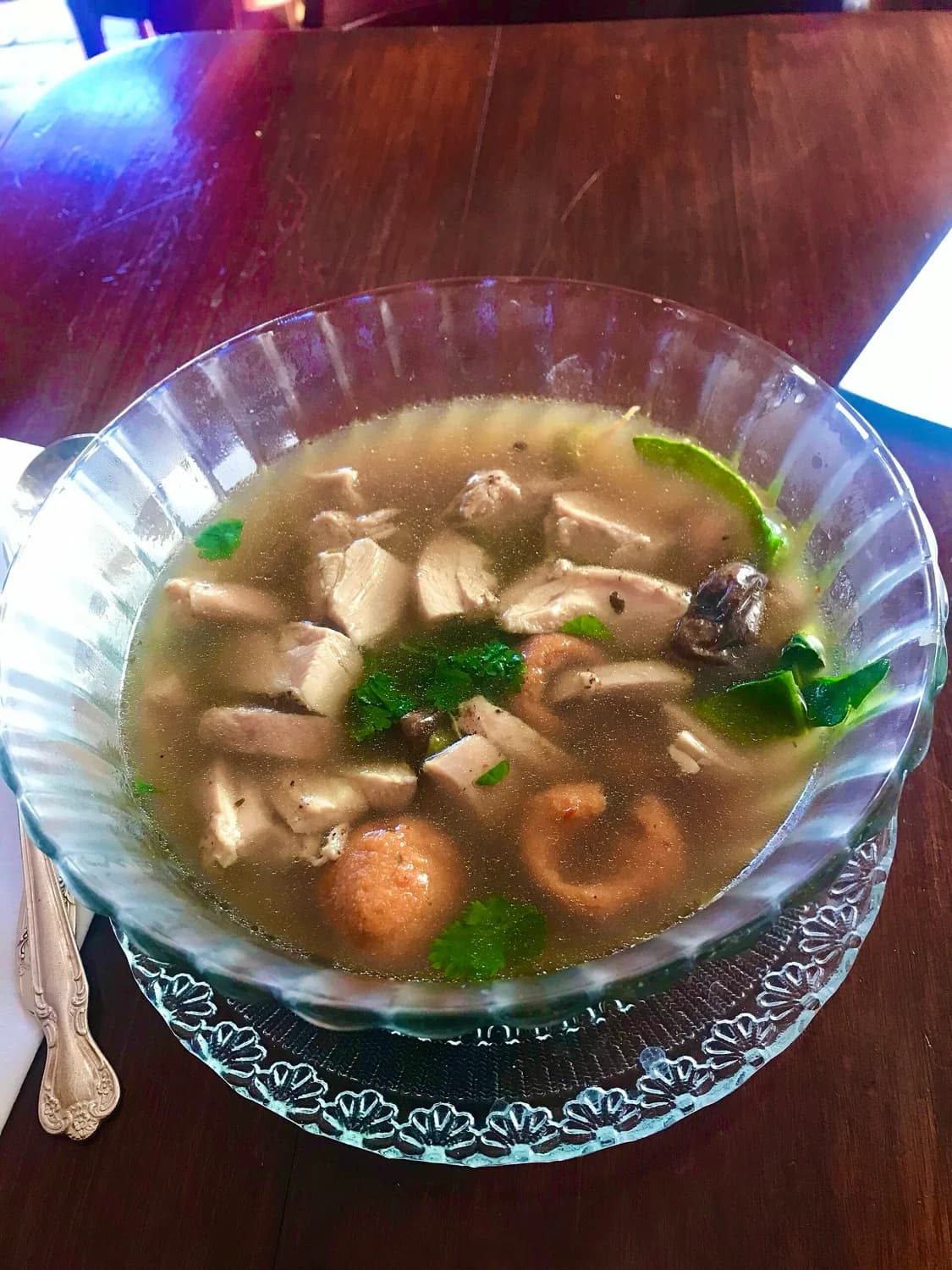 Verduras y hierbas frescas en una mesa de mercado