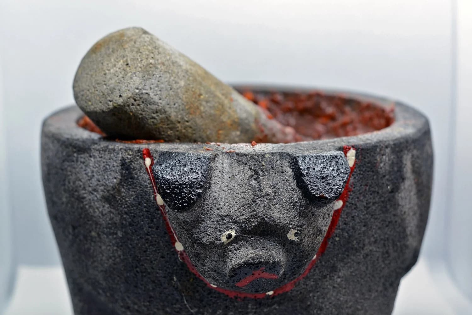 Salsa recién hecha dentro de un molcajete de piedra volcánica