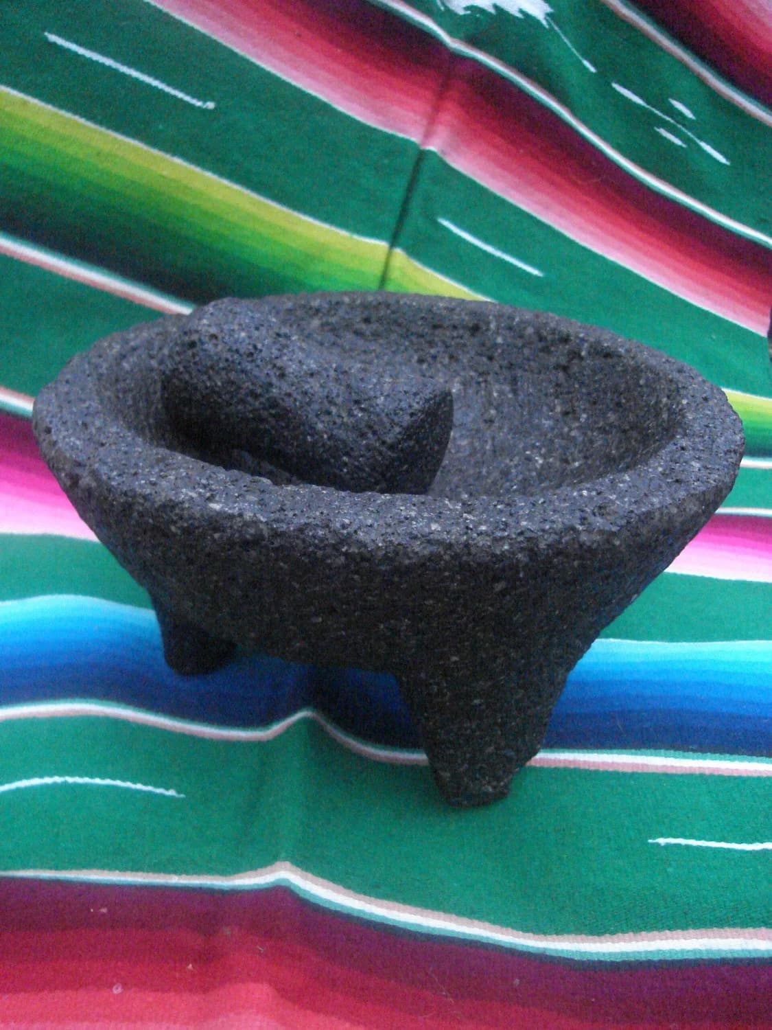 Salsa martajada en molcajete con chiles y jitomate