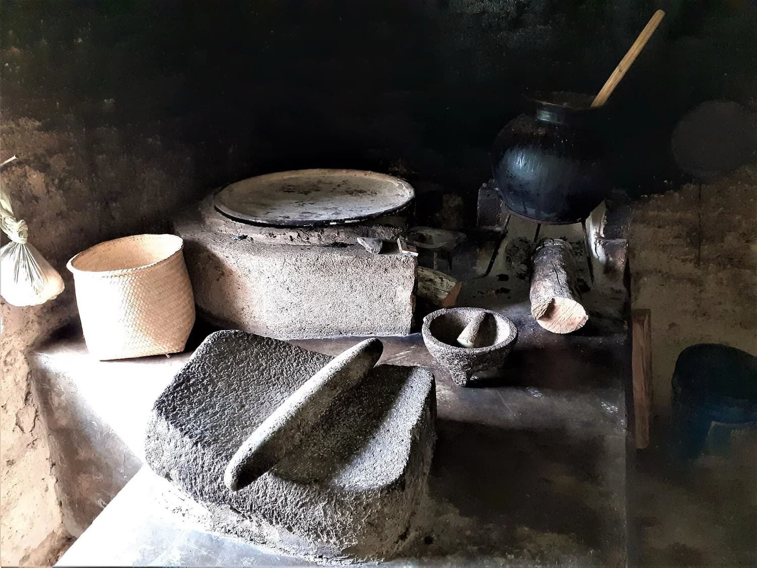 Chiles secos listos para molerse en el molcajete