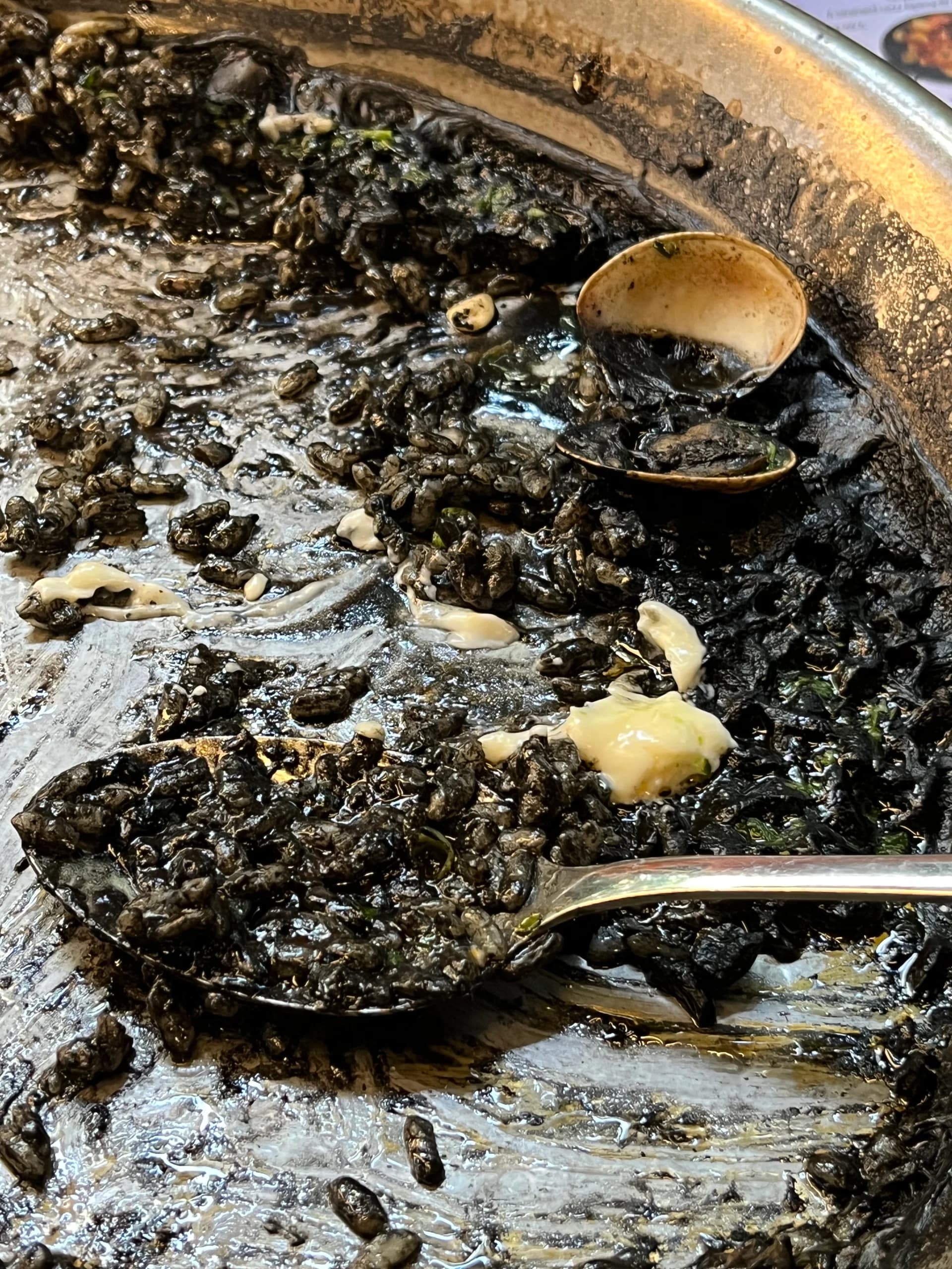 Olla con restos de fideuá de mariscos