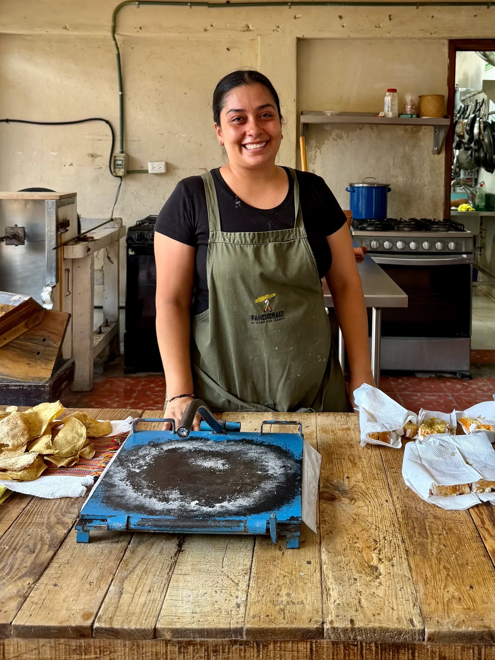 Mujer trabajando en su cocina